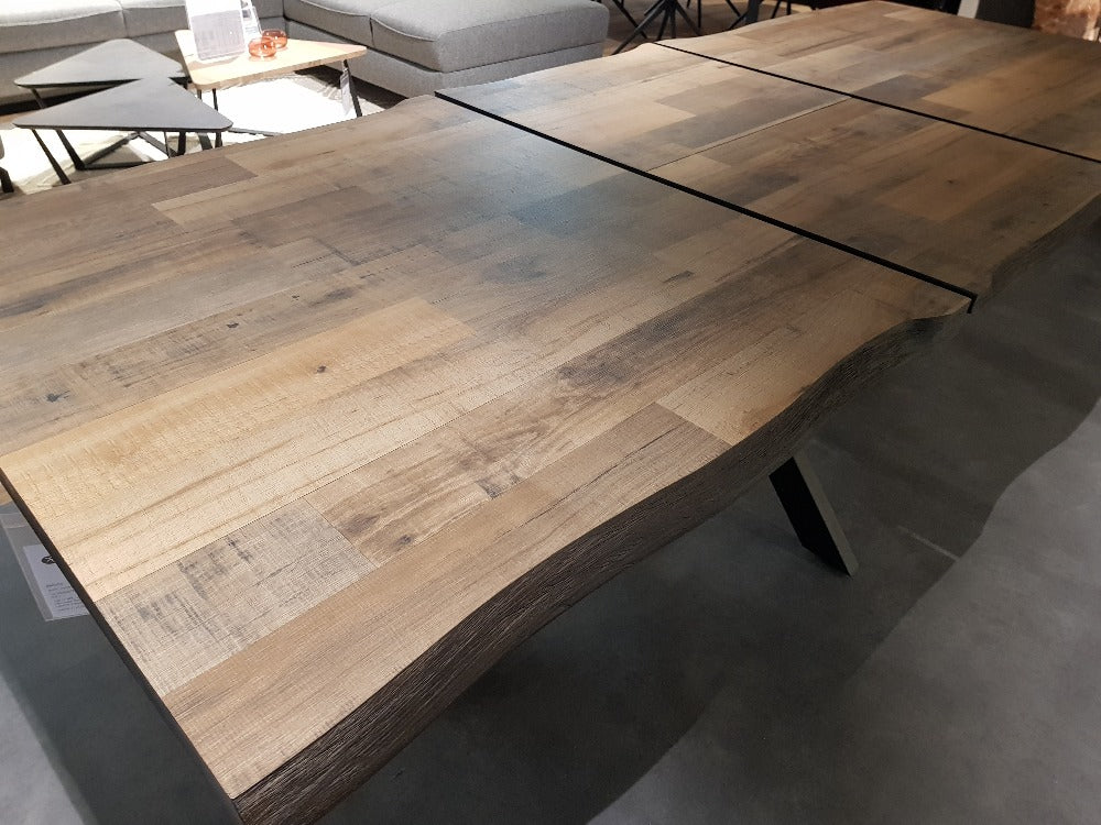 Sardinie Barkos Dining Tables With a Wavy Edge