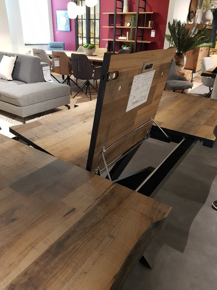Sardinie Barkos Dining Tables With a Wavy Edge